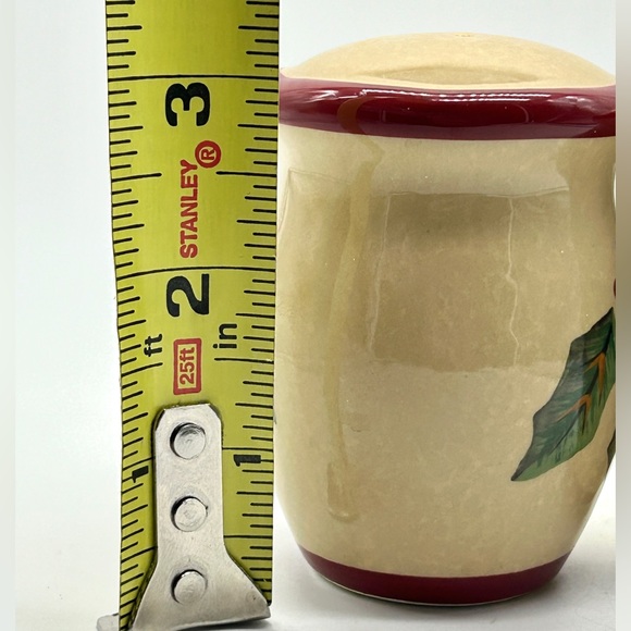 Vintage Ceramic Christmas Holly Salt and Pepper Shaker Set Yankee Candle Co - Picture 10 of 10